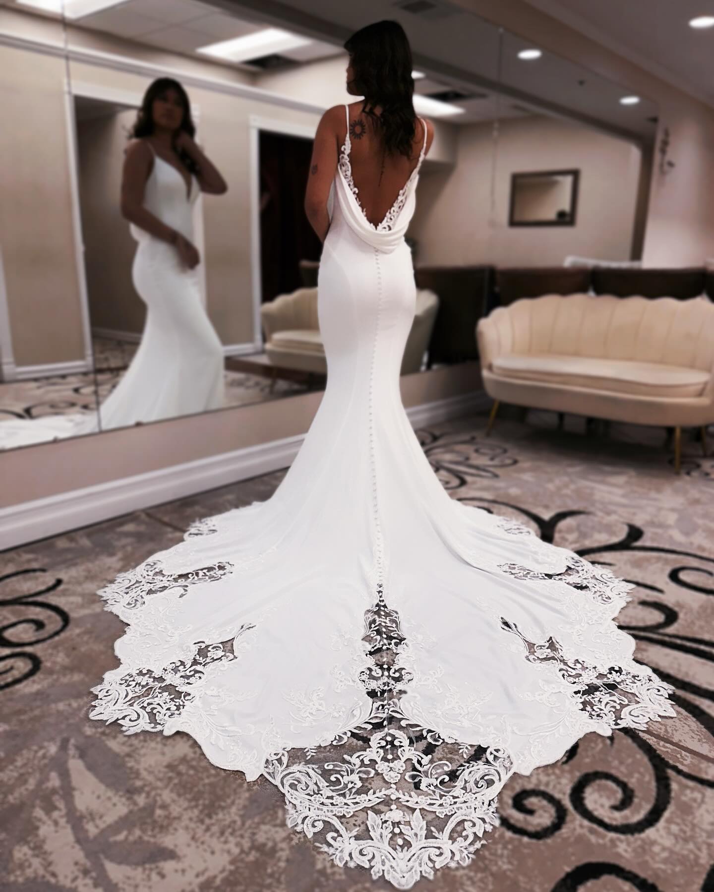 Designer Meerjungfrau Spaghettiträger Ärmellos Applikationen Satin Spitze Rückenfrei Schleppe Brautkleider