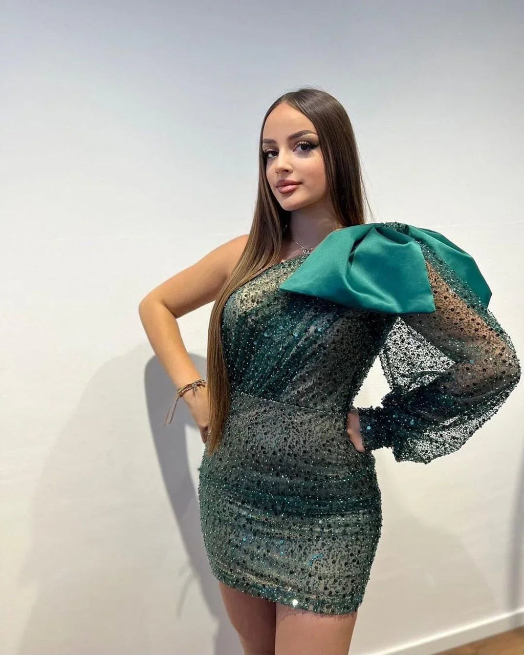 Designerin Kurzes Ein-Schulter Pailletten Langärmliges Enges Abendkleid