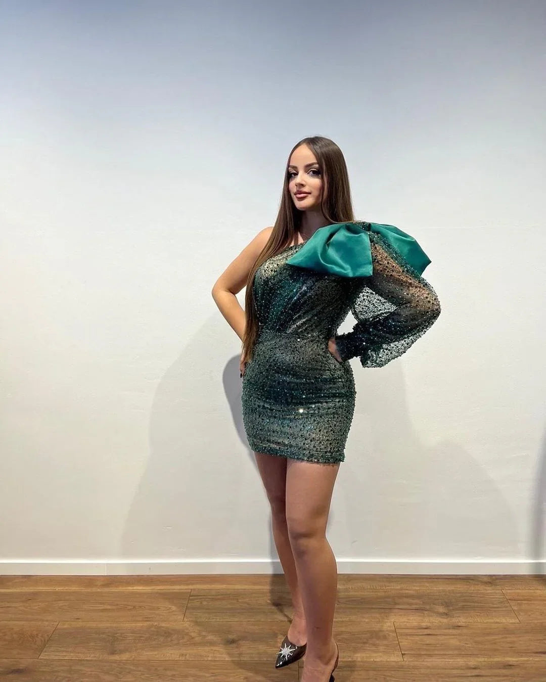 Vestido de Fiesta Corto de Diseñador con un Solo Hombro, Lentejuelas, Manga Larga y Ajustado