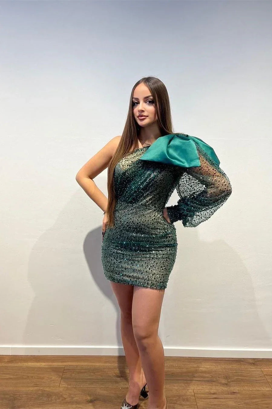 Designerin Kurzes Ein-Schulter Pailletten Langärmliges Enges Abendkleid