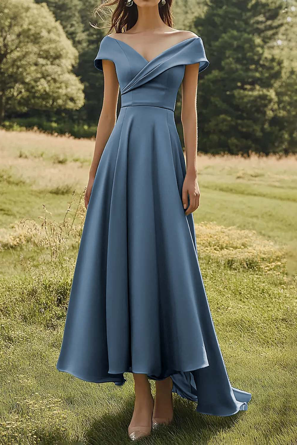 Salbeigrünes, schulterfreies, schmales Abendkleid mit breitem Saum