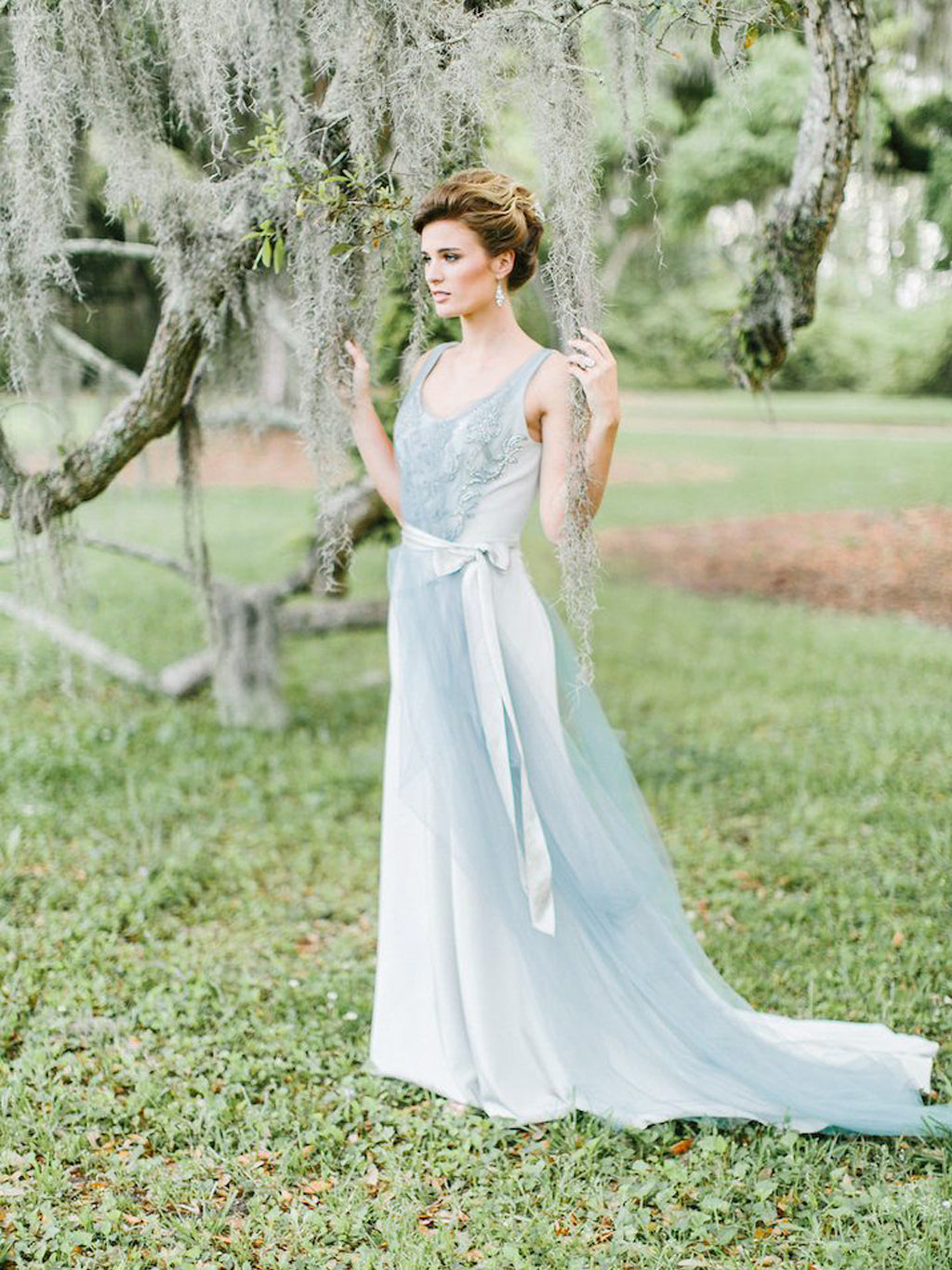 Staubblaues, rückenfreies Brautkleid aus Tüll mit glitzernden Strasssteinen, DB0150