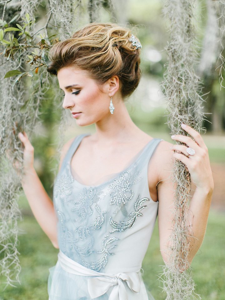 Staubblaues, rückenfreies Brautkleid aus Tüll mit glitzernden Strasssteinen, DB0150