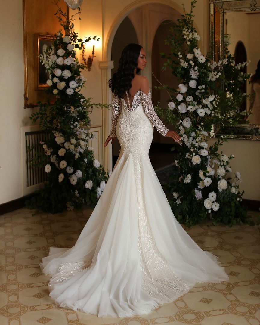 Elegantes langes elfenbeinfarbenes Meerjungfrau-Brautkleid mit langen Ärmeln, Spitze und Tüll