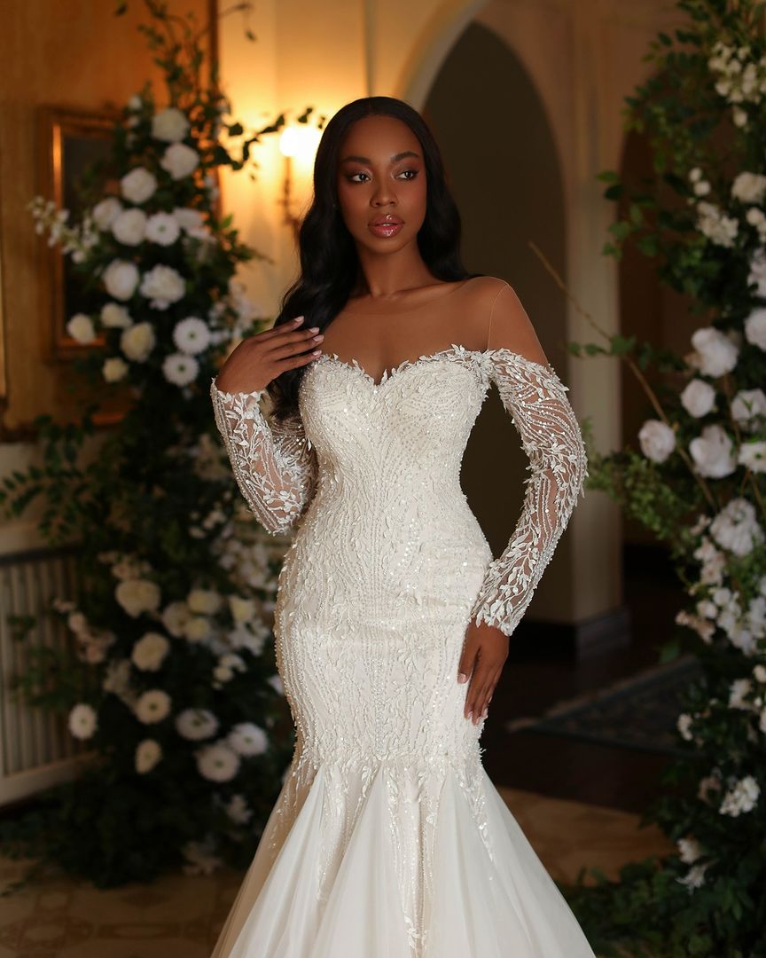 Elegantes langes elfenbeinfarbenes Meerjungfrau-Brautkleid mit langen Ärmeln, Spitze und Tüll