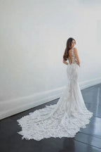 Elegantes langes rückenfreies Meerjungfrau-Brautkleid mit V-Ausschnitt, ohne Ärmel und mit Spitze
