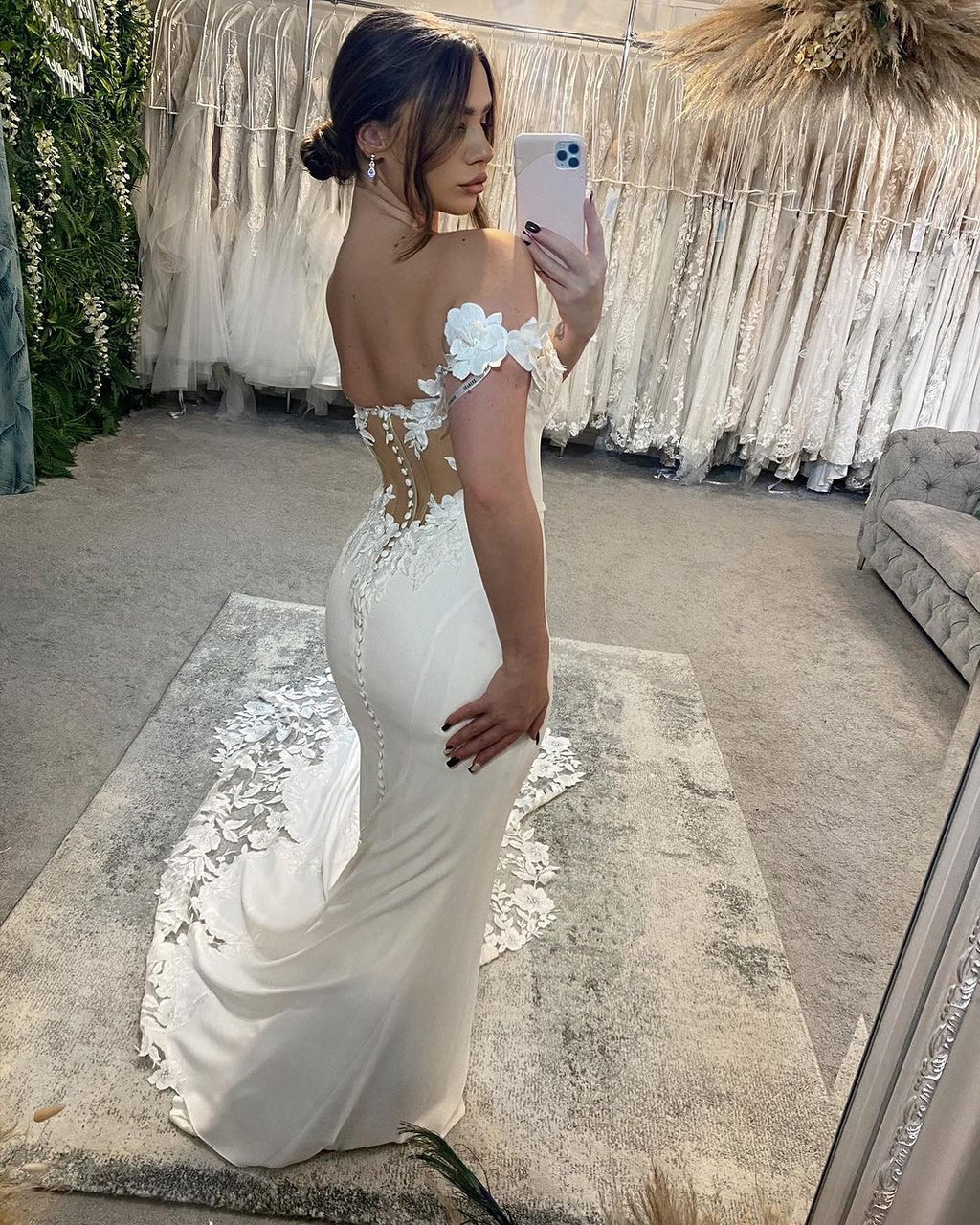 Elegantes langes weißes Meerjungfrau-Trägerkleid mit Applikationen und Schleppe