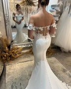 Elegantes langes weißes Meerjungfrau-Trägerkleid mit Applikationen und Schleppe