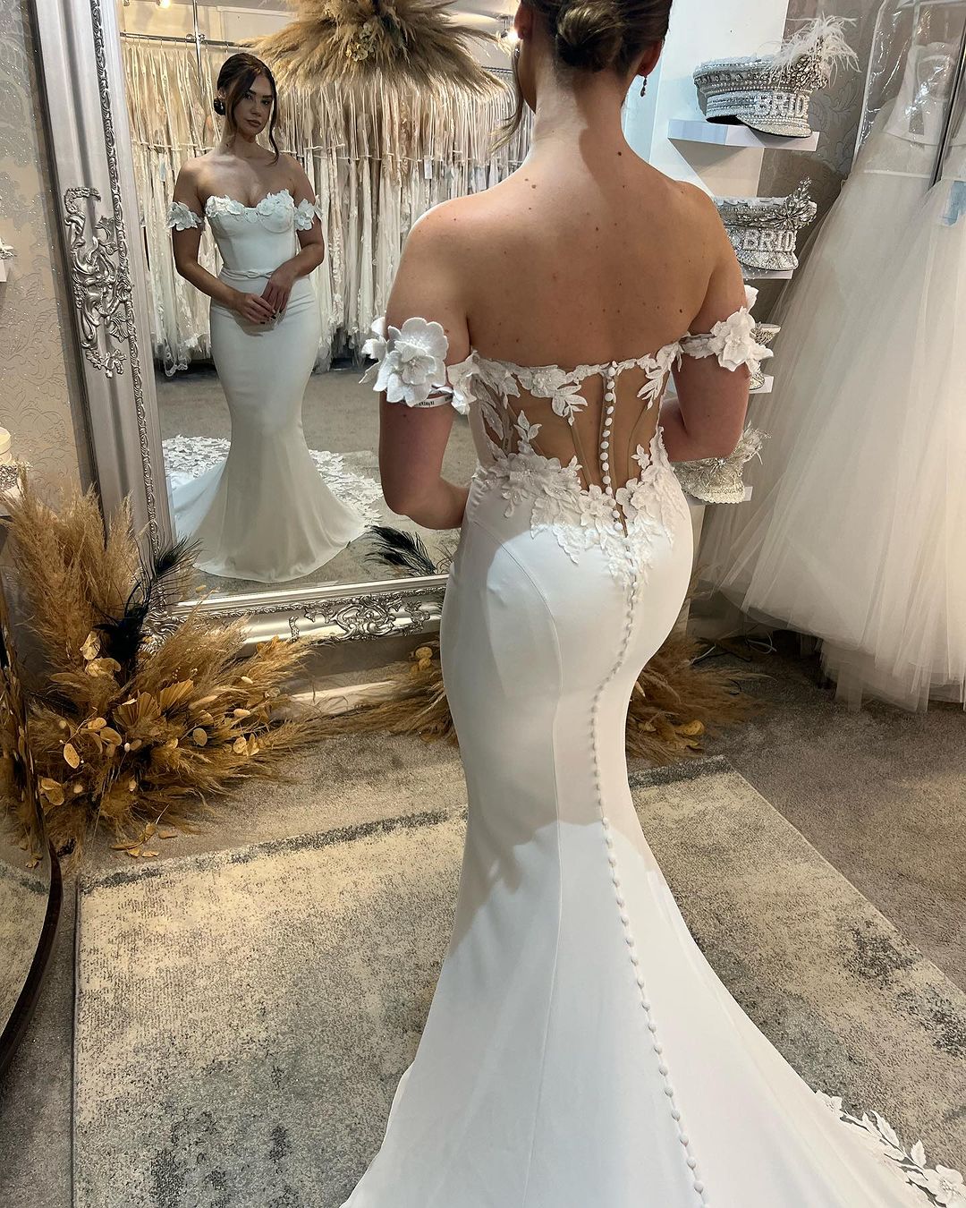Elegantes langes weißes Meerjungfrau-Trägerkleid mit Applikationen und Schleppe