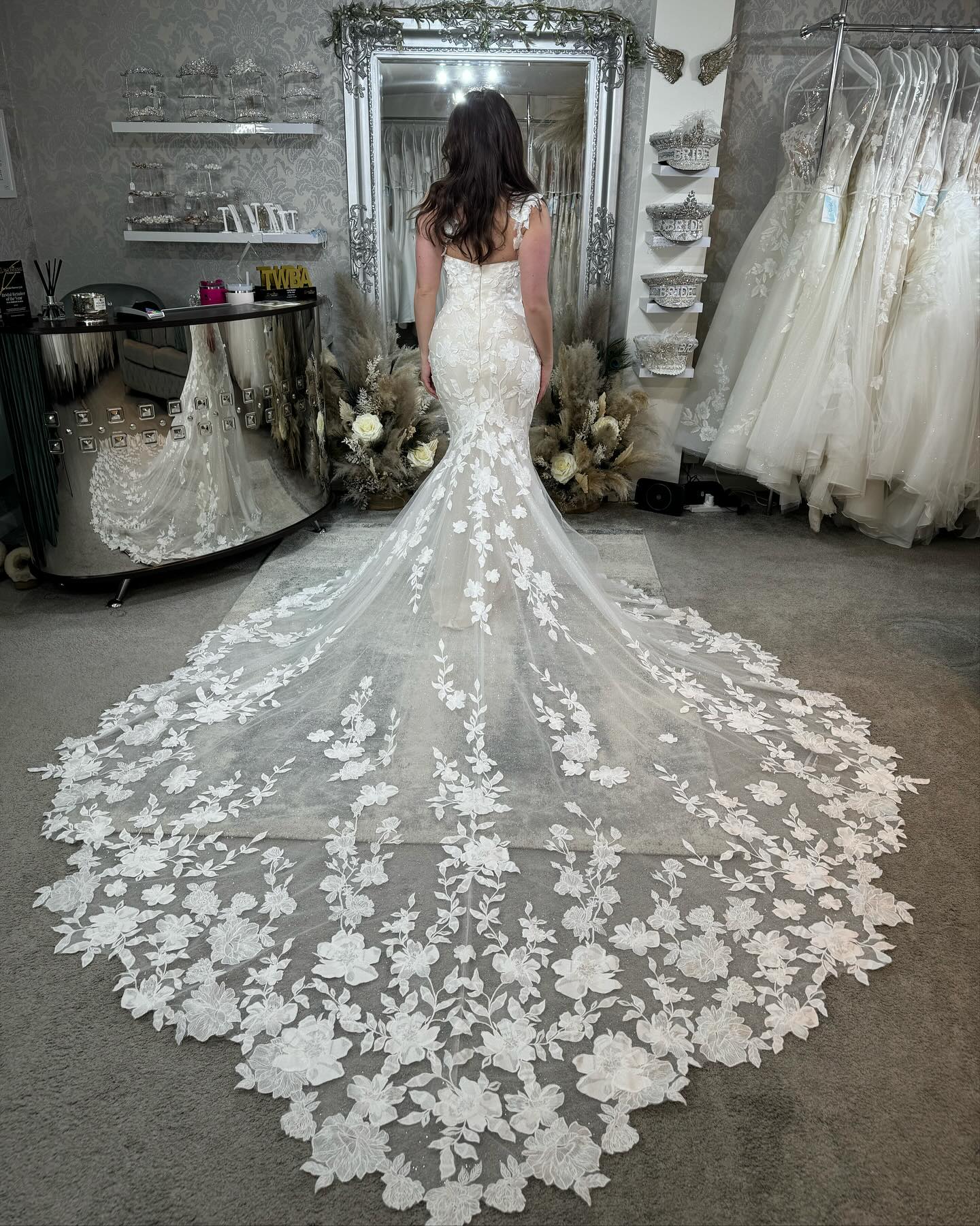 Elegantes Meerjungfrau-Trägerloses Schulterfreies Applikationen-Tüll-Spitzen Schleppe Brautkleid