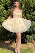 Vestido de Fiesta Elegante Corto en Línea A, Tirantes Espagueti, Sin Mangas, con Aplicaciones de Tul