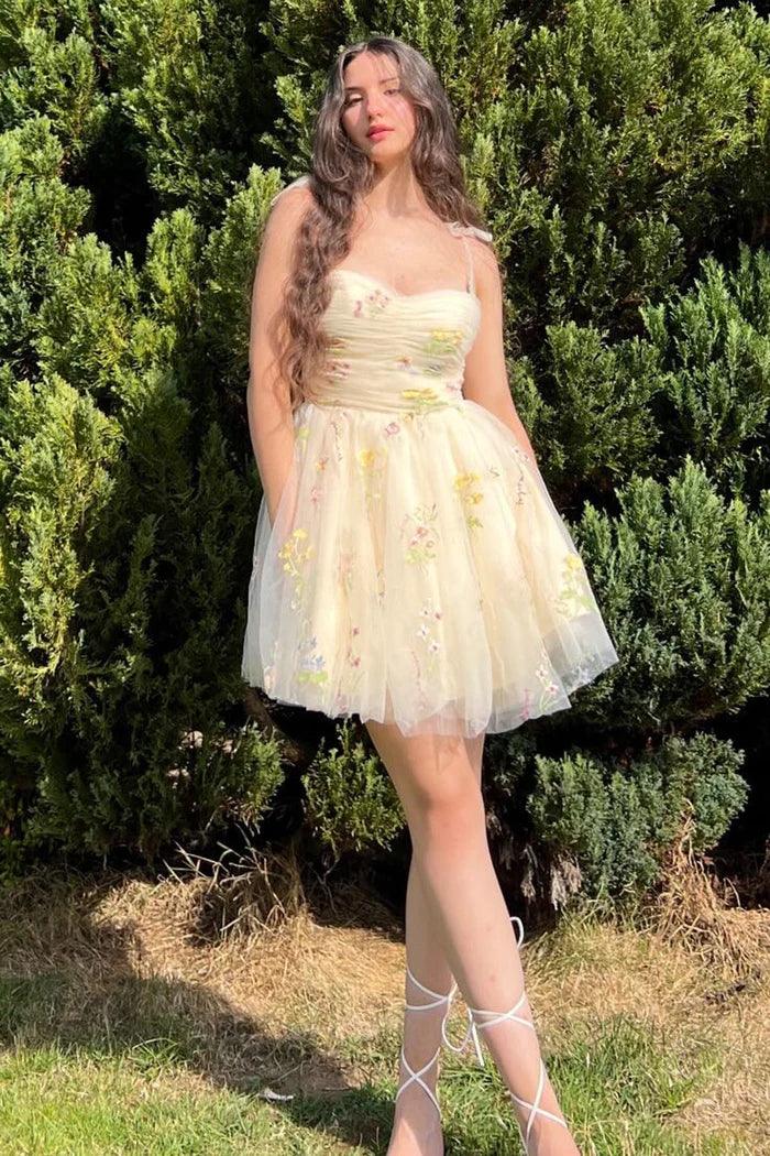 Vestido de Fiesta Elegante Corto en Línea A, Tirantes Espagueti, Sin Mangas, con Aplicaciones de Tul