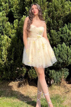 Vestido de Fiesta Elegante Corto en Línea A, Tirantes Espagueti, Sin Mangas, con Aplicaciones de Tul