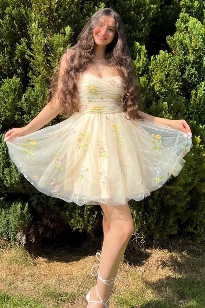 Vestido de Fiesta Elegante Corto en Línea A, Tirantes Espagueti, Sin Mangas, con Aplicaciones de Tul