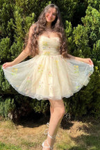 Vestido de Fiesta Elegante Corto en Línea A, Tirantes Espagueti, Sin Mangas, con Aplicaciones de Tul