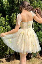 Vestido de Fiesta Elegante Corto en Línea A, Tirantes Espagueti, Sin Mangas, con Aplicaciones de Tul