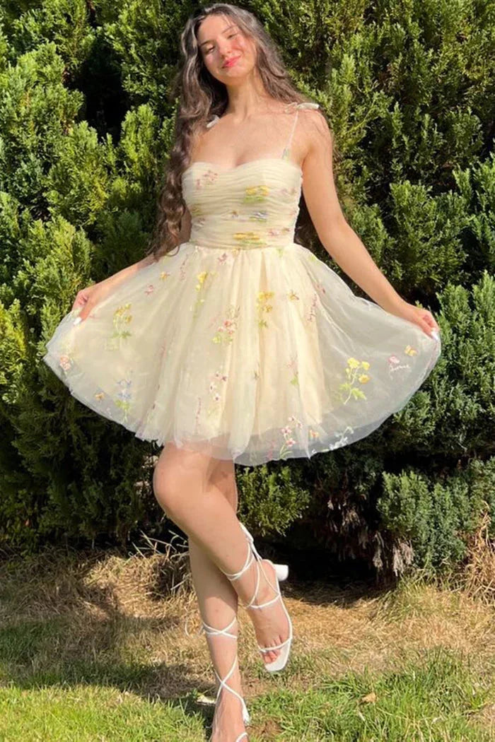 Vestido de Fiesta Elegante Corto en Línea A, Tirantes Espagueti, Sin Mangas, con Aplicaciones de Tul