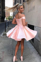 Elegantes Kurzes A-Linie Herz-Ausschnitt Ärmelloses Rüschen-Satin-Homecoming-Kleid