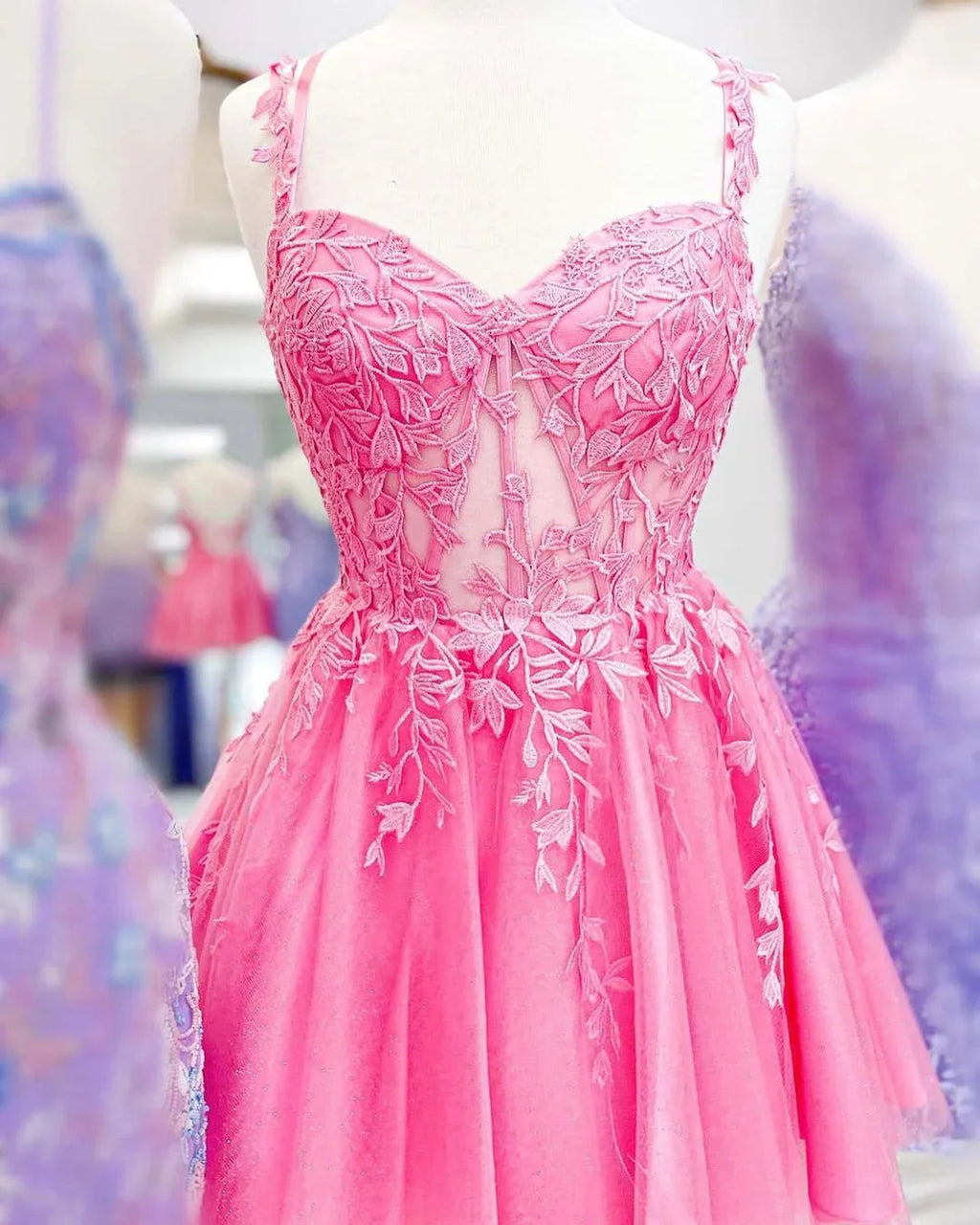 Elegantes Kurzes Rosa Träger Spitze Ärmelloses Glitzer-Homecoming-Kleid