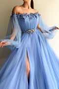 Elegantes blaues Ballkleid mit langen Ärmeln, schulterfrei und Schlitz WD572