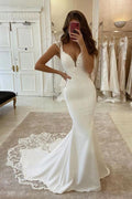 Vestido de noiva elegante em cetim, estilo sirena, com manga curta, decote em V e aplicações de renda