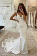 Vestido de noiva elegante em cetim, estilo sirena, com manga curta, decote em V e aplicações de renda