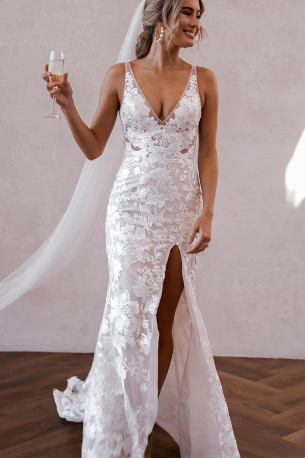 Elegantes Meerjungfrau-V-Ausschnitt-Spitzen-Boho-Hochzeitskleid mit Seitenschlitz