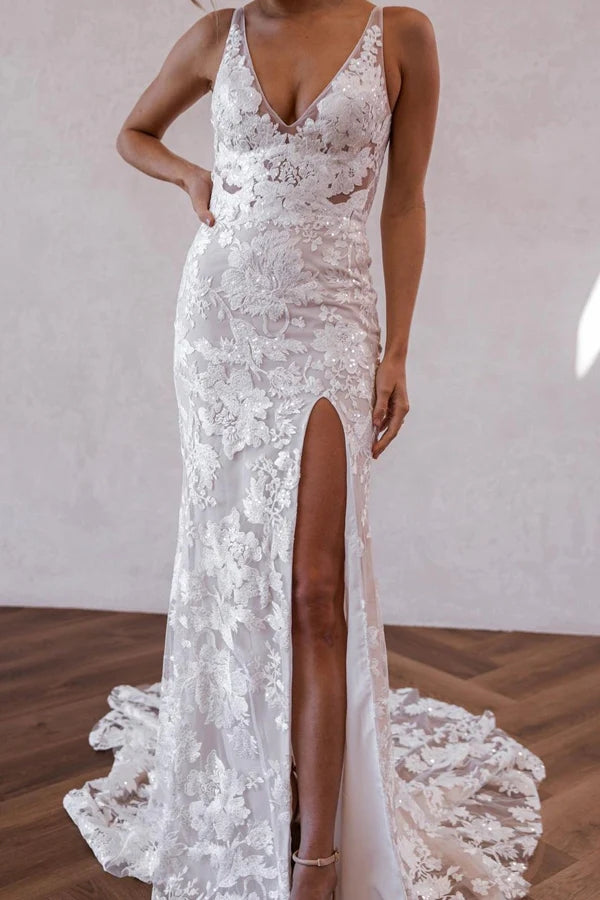 Elegantes Meerjungfrau-V-Ausschnitt-Spitzen-Boho-Hochzeitskleid mit Seitenschlitz