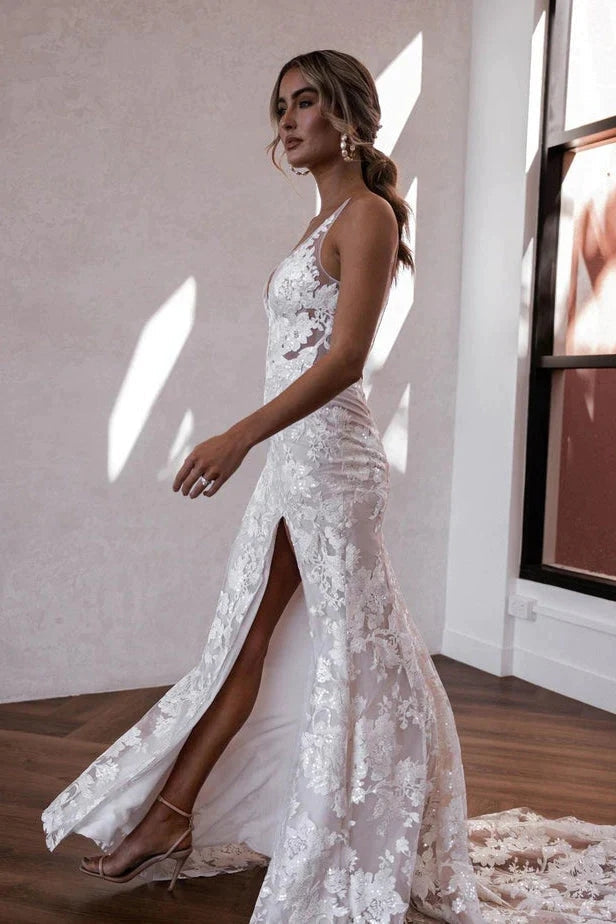 Elegantes Meerjungfrau-V-Ausschnitt-Spitzen-Boho-Hochzeitskleid mit Seitenschlitz