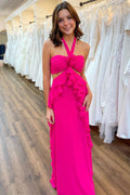 Sienne | Robe de soirée longue à décolleté nuque avec volants et découpe magenta