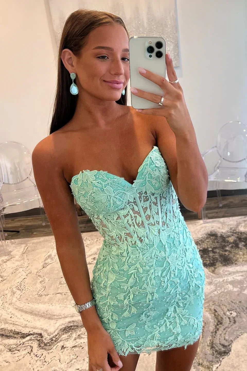 Trägerloses Schlauchkleid mit Applikationen und Schnürung Y2490