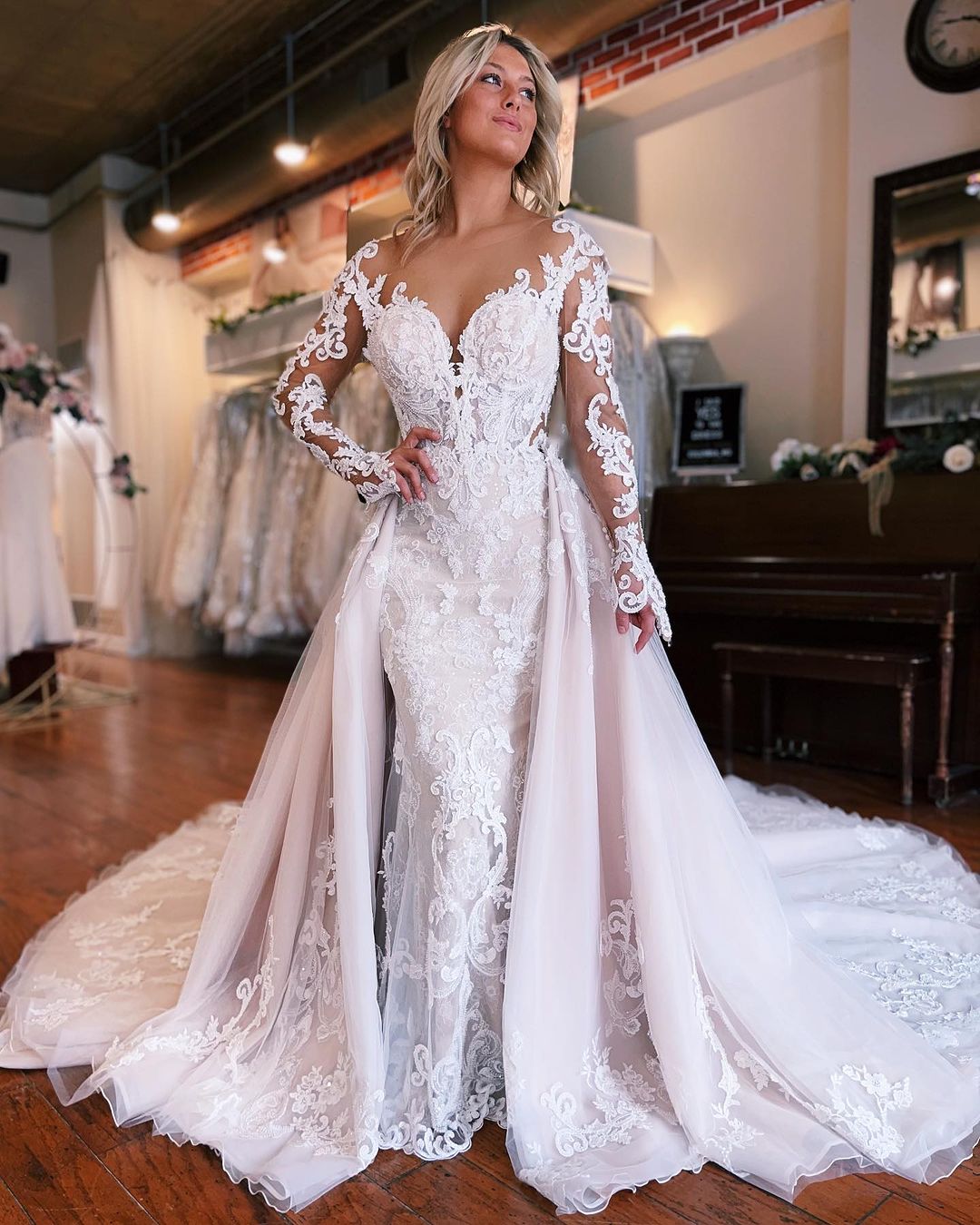 Fabelhaftes langes Meerjungfrau-Rückenfreies V-Ausschnitt-Spitzen-Brautkleid mit abnehmbarer Schleppe