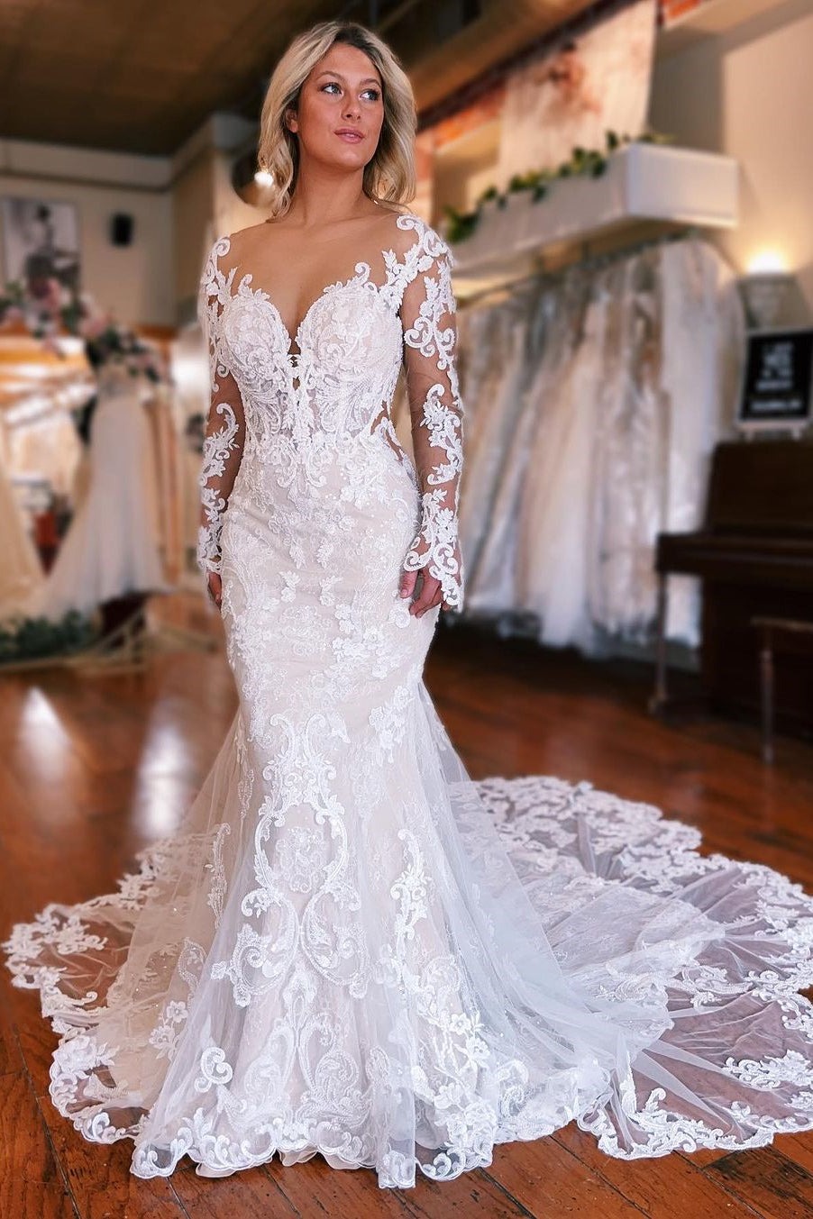 Fabelhaftes langes Meerjungfrau-Rückenfreies V-Ausschnitt-Spitzen-Brautkleid mit abnehmbarer Schleppe