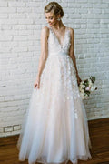 Superbe robe de mariée Long Beach en ivoire à col en V avec applications de dentelle, MW270