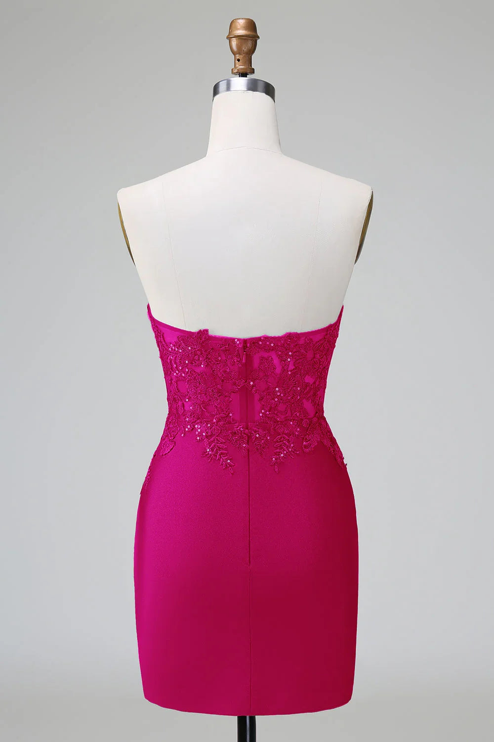 Elegantes dunkelgrünes figurbetontes trägerloses Plisseé-Kurzfestkleid mit Perlenstickerei