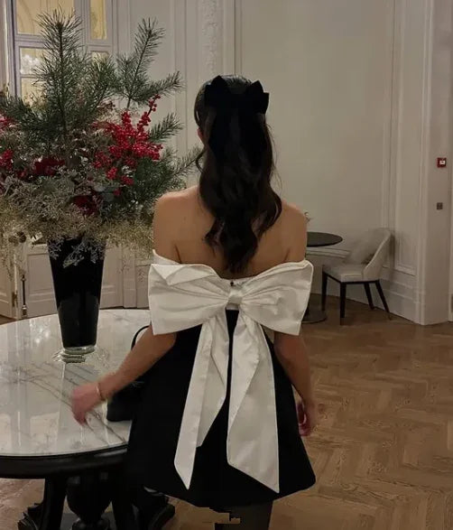 Schickes trägerloses schwarzes Satin A-Line Homecoming-Kleid Mit Schleife Y8508