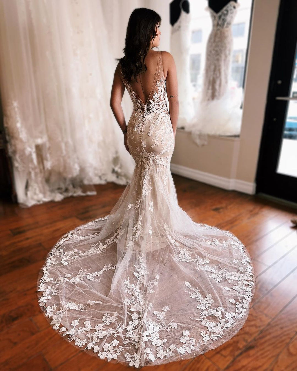 Glamouröses langes Meerjungfrauen-Brautkleid mit V-Ausschnitt, ärmellos, rückenfrei und mit Spitze