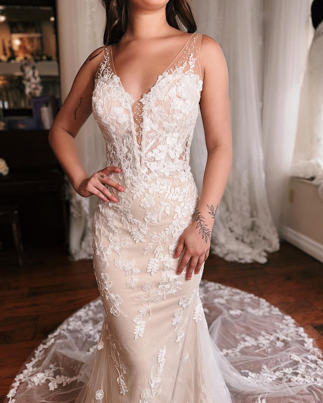 Glamouröses langes Meerjungfrauen-Brautkleid mit V-Ausschnitt, ärmellos, rückenfrei und mit Spitze
