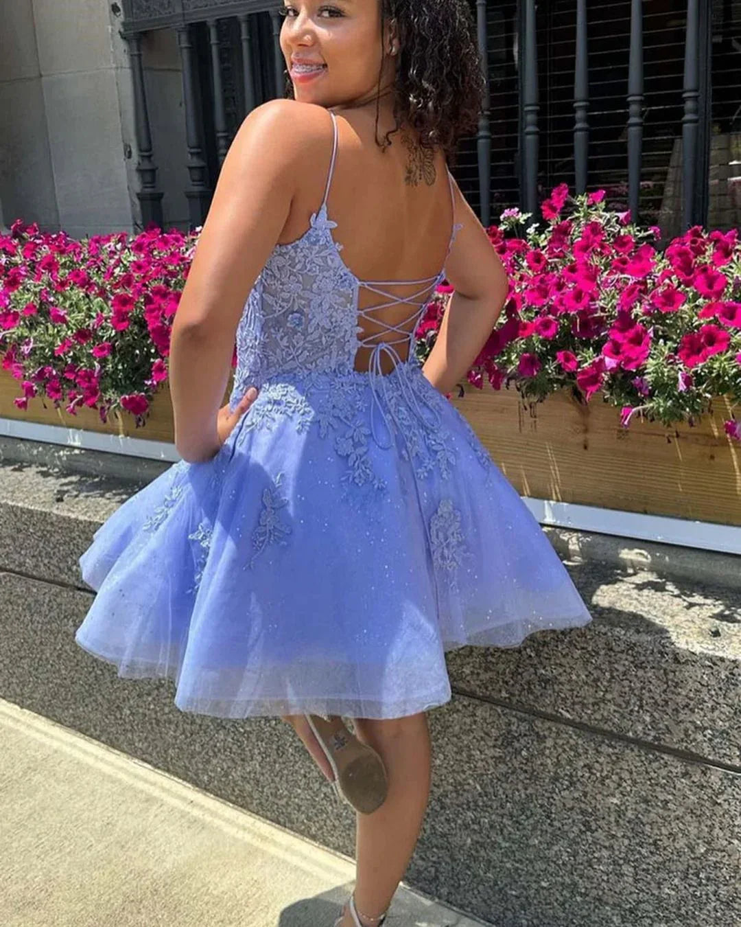 Prächtiges Kurzes Spaghettiträger Spitze Glitzer Ärmelloses Homecoming-Kleid