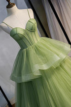 Vestido de baile comprido em tule verde, corte A, com cauda PSK418
