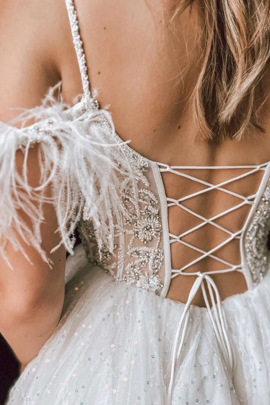 Vestido de Baile de Finalistas Branco com Penas, Ombro à Mostra e Miçangas Y2826