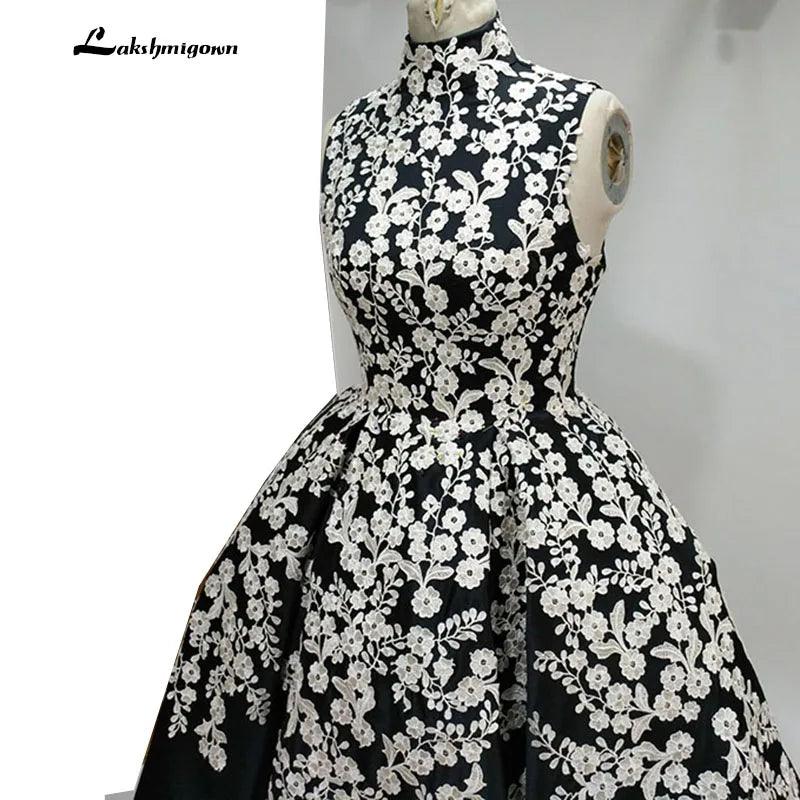 Vestidos Coctel Elegantes Vestidos de Cocktail Pretos Curtos Apliques de Renda Cetim Sem Mangas Vestidos de Festa para Baile de Finalistas 