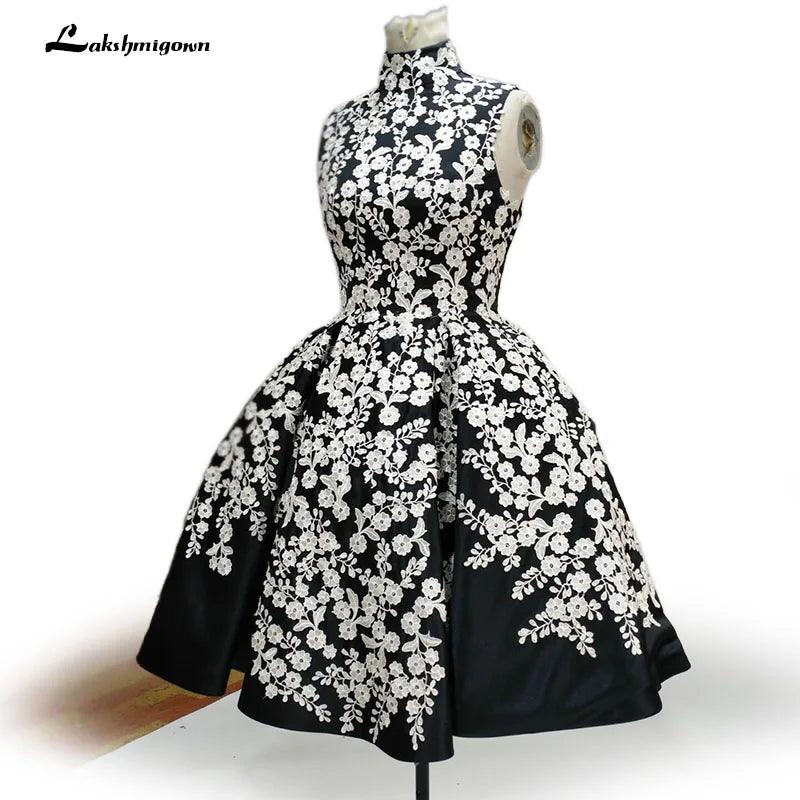 Vestidos Coctel Elegantes Vestidos de Cocktail Pretos Curtos Apliques de Renda Cetim Sem Mangas Vestidos de Festa para Baile de Finalistas 