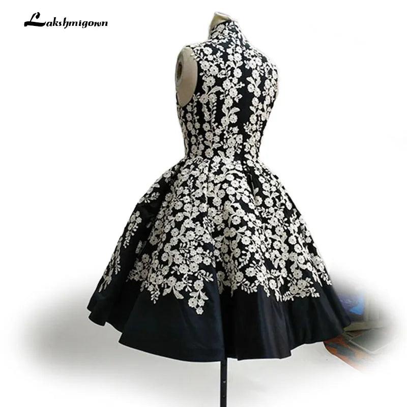 Vestidos Coctel Elegantes Vestidos de Cocktail Pretos Curtos Apliques de Renda Cetim Sem Mangas Vestidos de Festa para Baile de Finalistas 