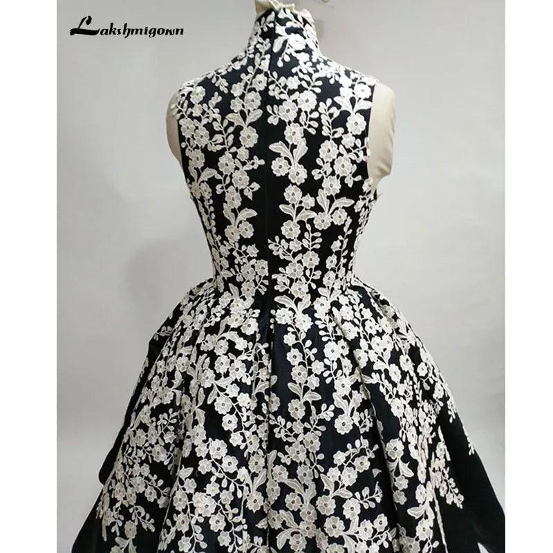 Vestidos Coctel Elegantes Vestidos de Cocktail Pretos Curtos Apliques de Renda Cetim Sem Mangas Vestidos de Festa para Baile de Finalistas 