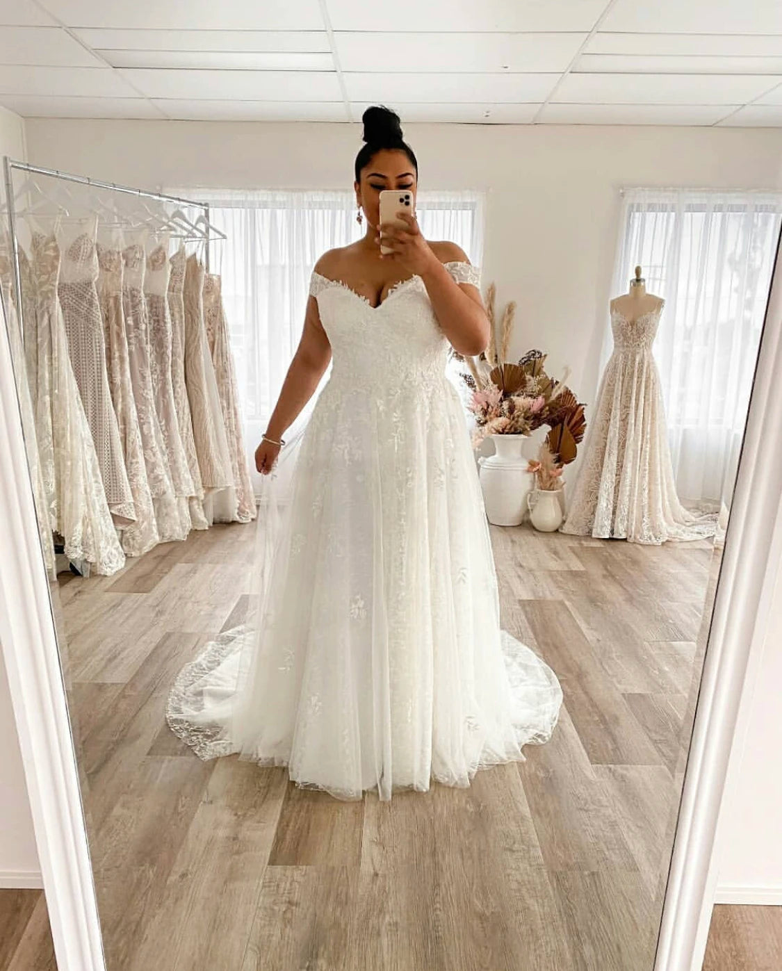 Lakshmigown Wedding Dress Plus Size A-Line Off The Shoulder Lace Applique Tulle Backless Robe De Mariée Orienta Sweep Train Gown