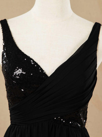 A-Linie V-Ausschnitt Bodenlanges Chiffon-Brautjungfernkleid mit passenden Pailletten und Rüschenfalten 