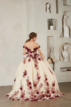 Schulterfreies Ballkleid mit 3D-Blumenmuster von Calla SCL30036