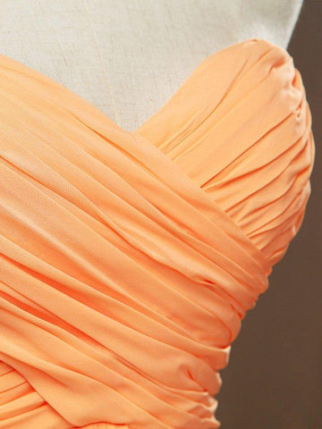 Vestido de dama de honor em chiffon, comprido, sem alças, com decote em coração e franzido cruzado, em linha A 