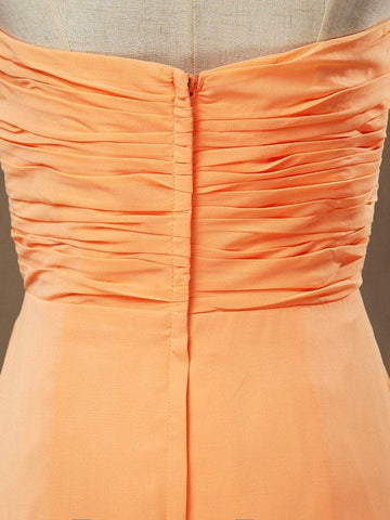 Vestido de dama de honor em chiffon, comprido, sem alças, com decote em coração e franzido cruzado, em linha A 
